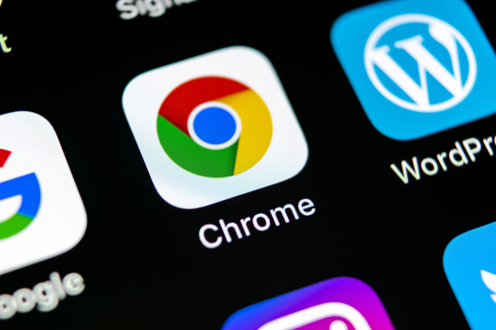 Het Chrome-icoon op een telefoonscherm, tussen de app-icoontjes van Google en WordPress