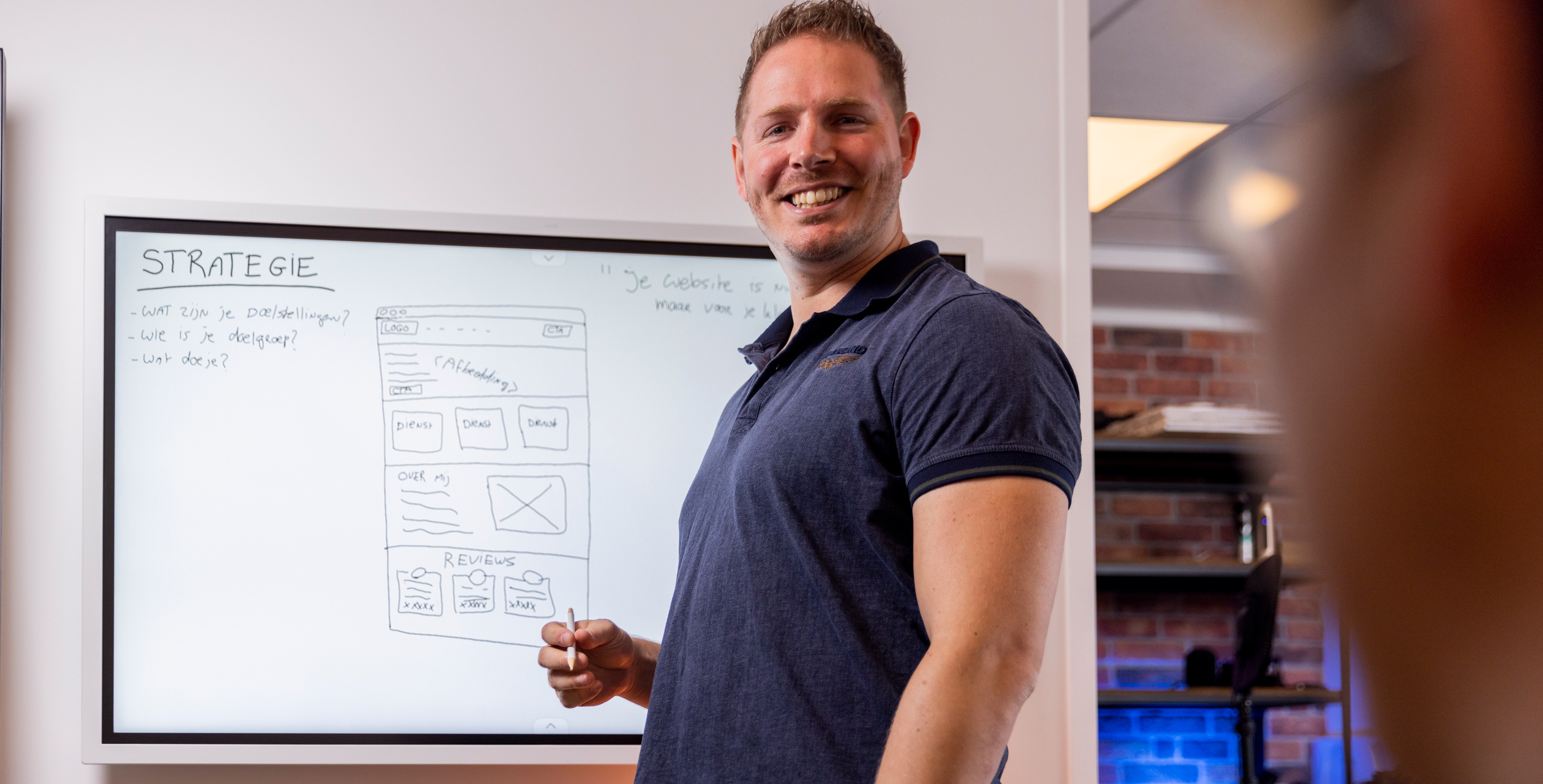 Sven Kersten legt website strategie uit op whiteboard