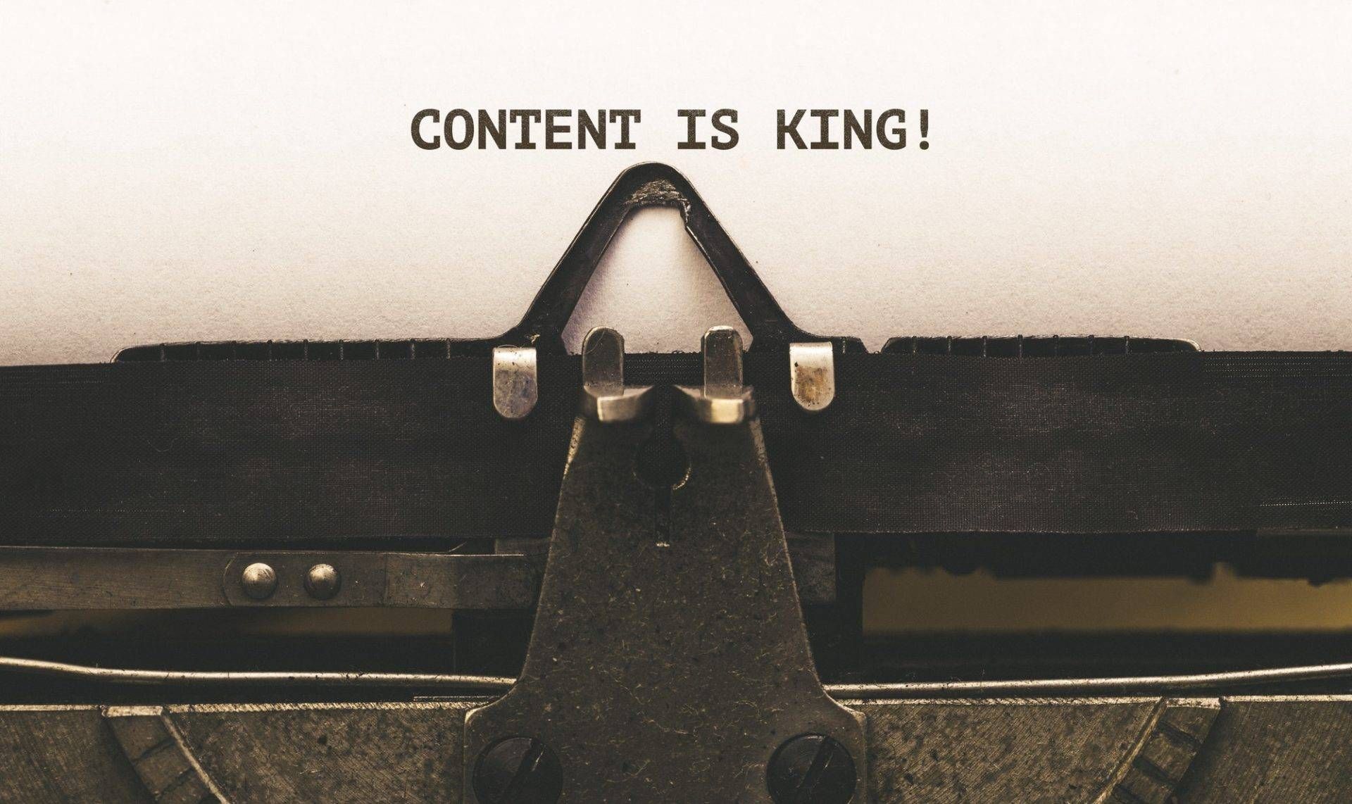 De woorden Content is king getypt op een vel papier in een oude typemachine