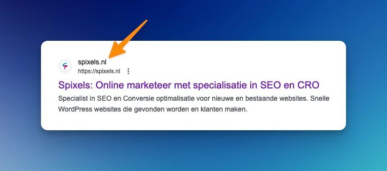 Een zoekresultaat van spixels.nl in Google met een oranje pijl die naar de sitenaam boven de titel wijst