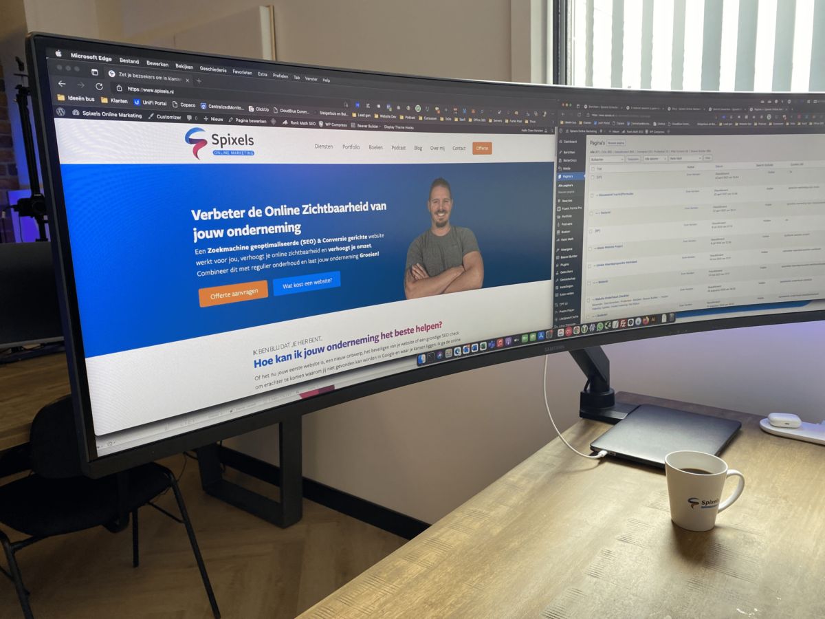 Een breed gebogen beeldscherm op een bureau met links de homepage van een website en rechts het WordPress-beheerscherm